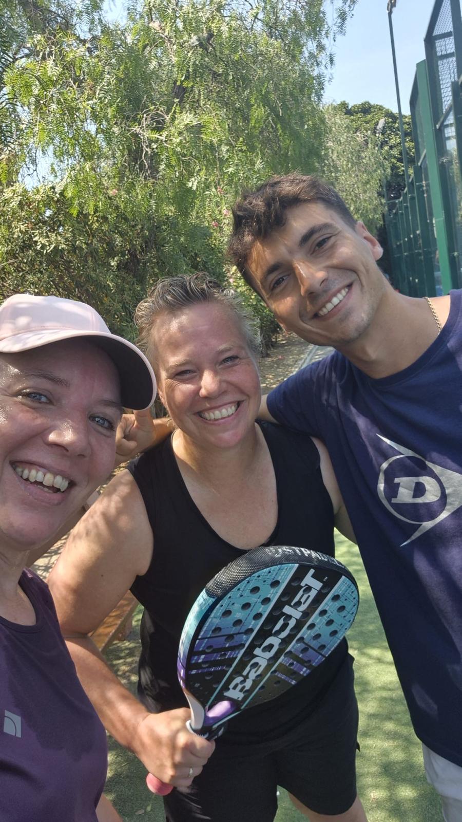 Janine met haar padelvriendinnen op de baan